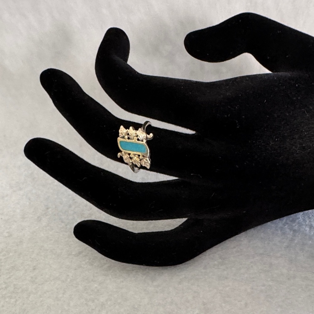 Elegant Turquoise and Sterling Silver Women's Ring